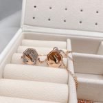 Dây chuyền thiên nga Swarovski khắc thiên nga đeo 2 mặt màu vàng hồng – Swarovski Signum pendant Swan, White, Rose gold-tone plated