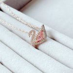 Dây chuyền thiên nga dazzling hồng Swarovski siêu hot – Swarovski Dazzling Swan necklace, Pink, Rose gold-tone plated