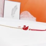 Lắc tay Swarovski thiên nga đỏ – Swarovski Iconic Swan bracelet Swan, Red, Gold-tone plated